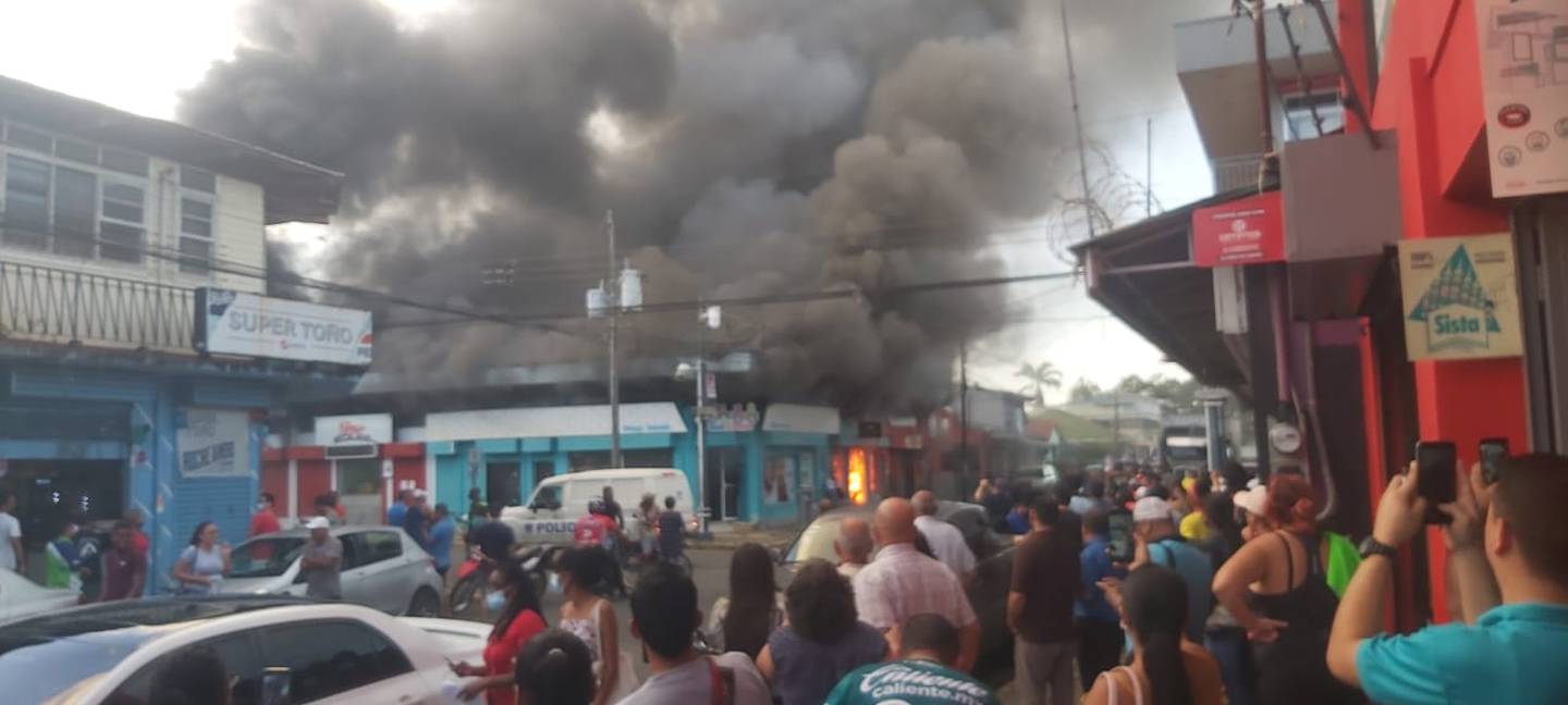 Incendio afecta varios locales comerciales en el centro de Limón. Foto cortesía.