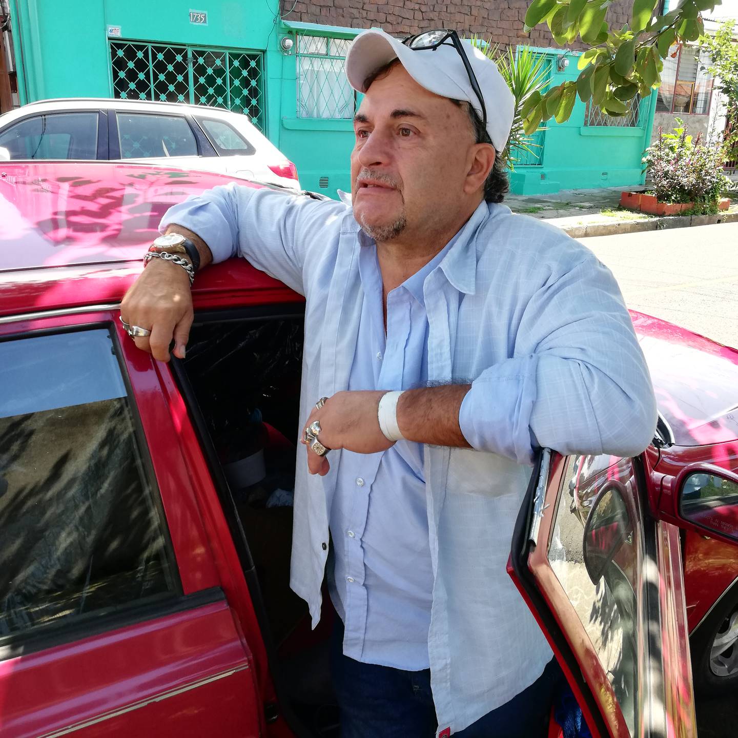 Eduardo Vega Ávila, ahora vecino de ningún lado, con 60 años, hipertenso y quien tiene dos meses de vivir en su carro varado en barrio Vasconia de San José.