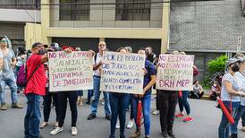 Educadores se tiran a la calle para exigir el pago de salarios