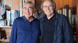 Óscar Arias feliz con visita del cantante español Joan Manuel Serrat a su casa