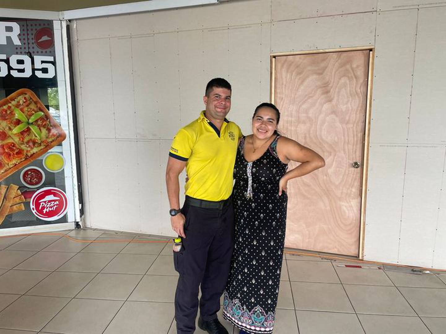 Karina Alvarado junto al bombero Eduardo Villalobos, a quien considera su ángel. Foto tomada de Facebook.