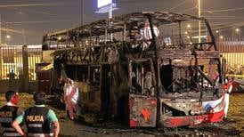 Fallecen 20 personas dentro de un bus de dos pisos incendiado en Perú