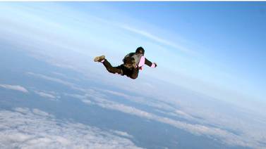A mujer no le abrió el paracaídas a 1.500 metros de altura y sobrevivió a la caída