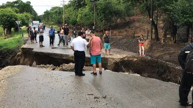 Fuertes aguaceros despedazaron carretera en Cóbano