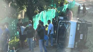 Vuelco de camión en el que viajaban 22 personas deja 6 heridos en Guanacaste 