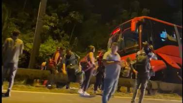 Bus terminó encaramado sobre barrera y tres personas resultaron heridas
