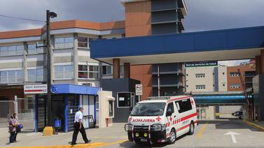 Una mujer fue llevada de emergencia al hospital tras quedar atrapada en una máquina industrial