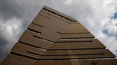 Adolescente acusado de lanzar a niño de piso 10 en museo Tate Modern