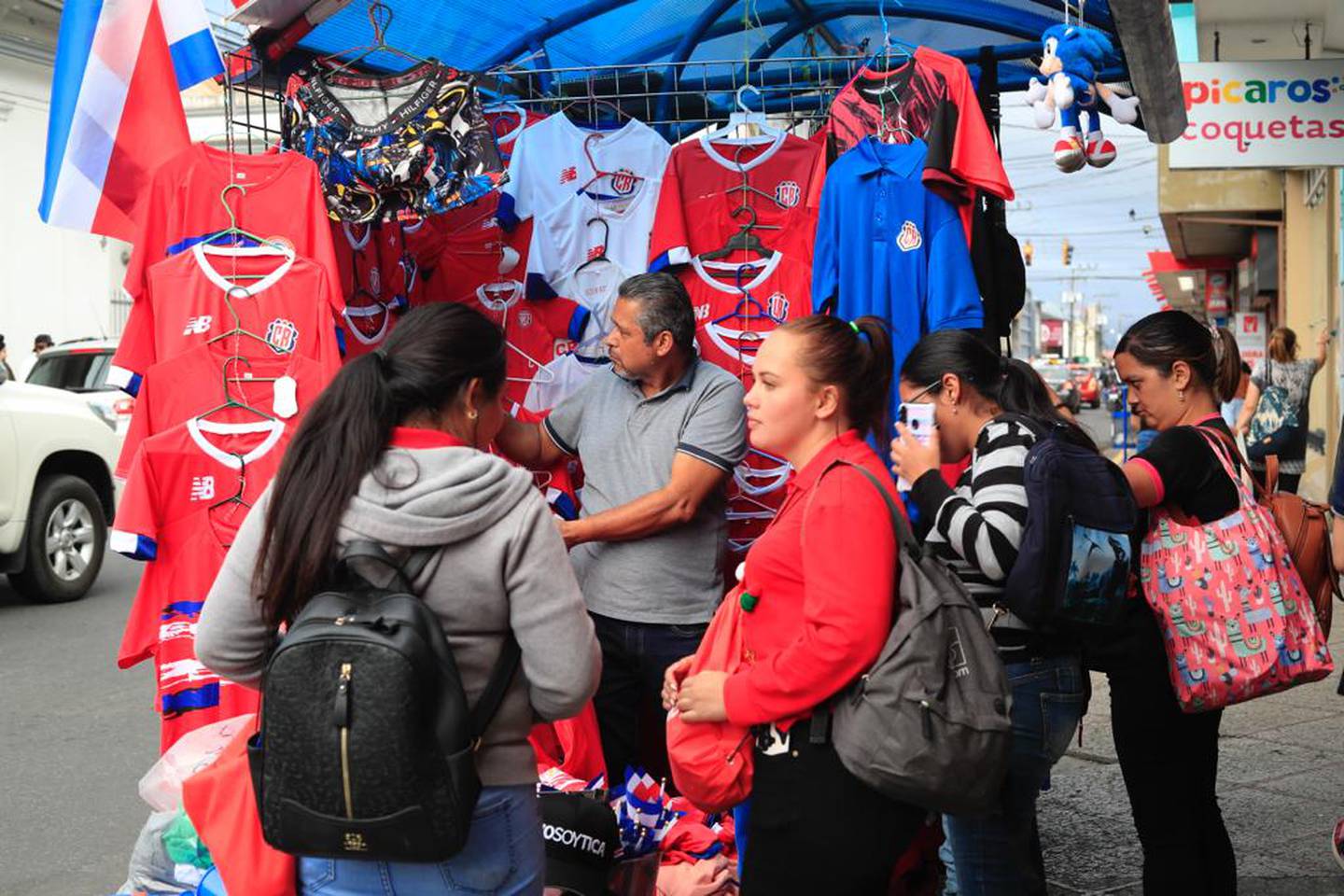 Venta de camisas de la Selección en el centro de Cartago. Rafael Pacheco.