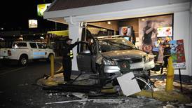 (Video) Viejito pierde el control del carro, se mete a restaurante de KFC y atropella a seis clientes