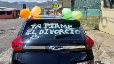 Cartaginés que festejó divorcio adornando carro: “Celebro que recuperé mi vida”