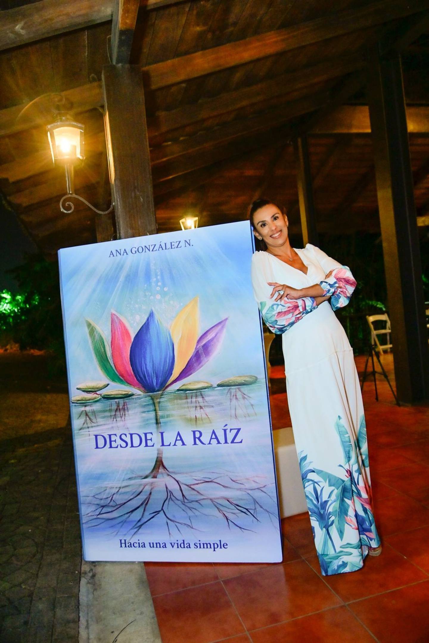 La periodista costarricense, Ana González, publicó un libro que se llama “Desde la raíz. Hacia una vida simple”, el cual, como ella misma dice, fue hecho por “un compromiso con Dios”.