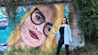 Locutora busca a grafitero que la dibujó en un muro de Tres Ríos 