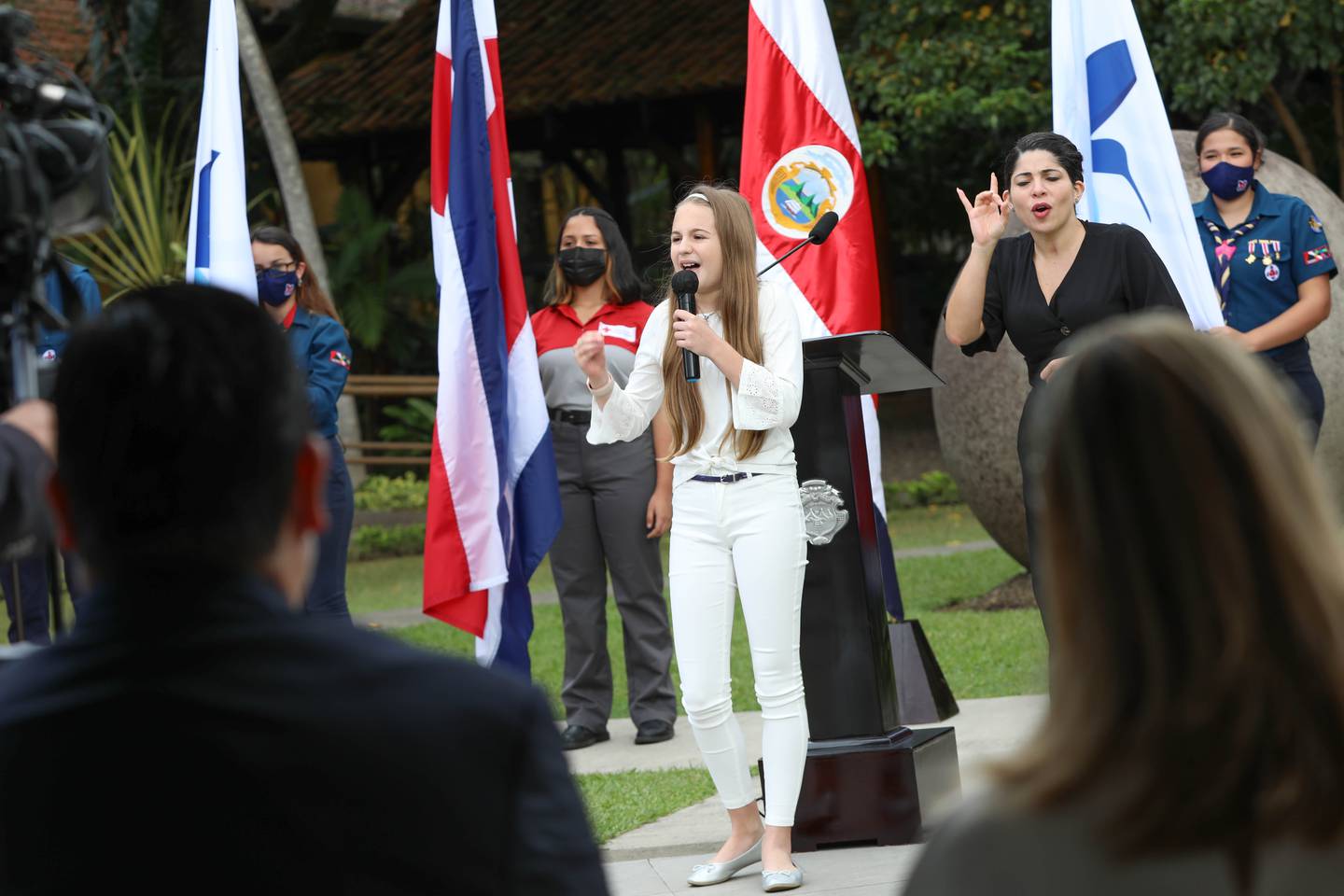 Costa Rica celebró 73 años sin ejército este miércoles 1° de diciembre. En el marco de esa conmemoración, en el Museo Nacional –el cuartel militar que se transformó en casa de la memoria y la cultura. En la foto la niña Miranda Zúñiga, declama una retahíla.