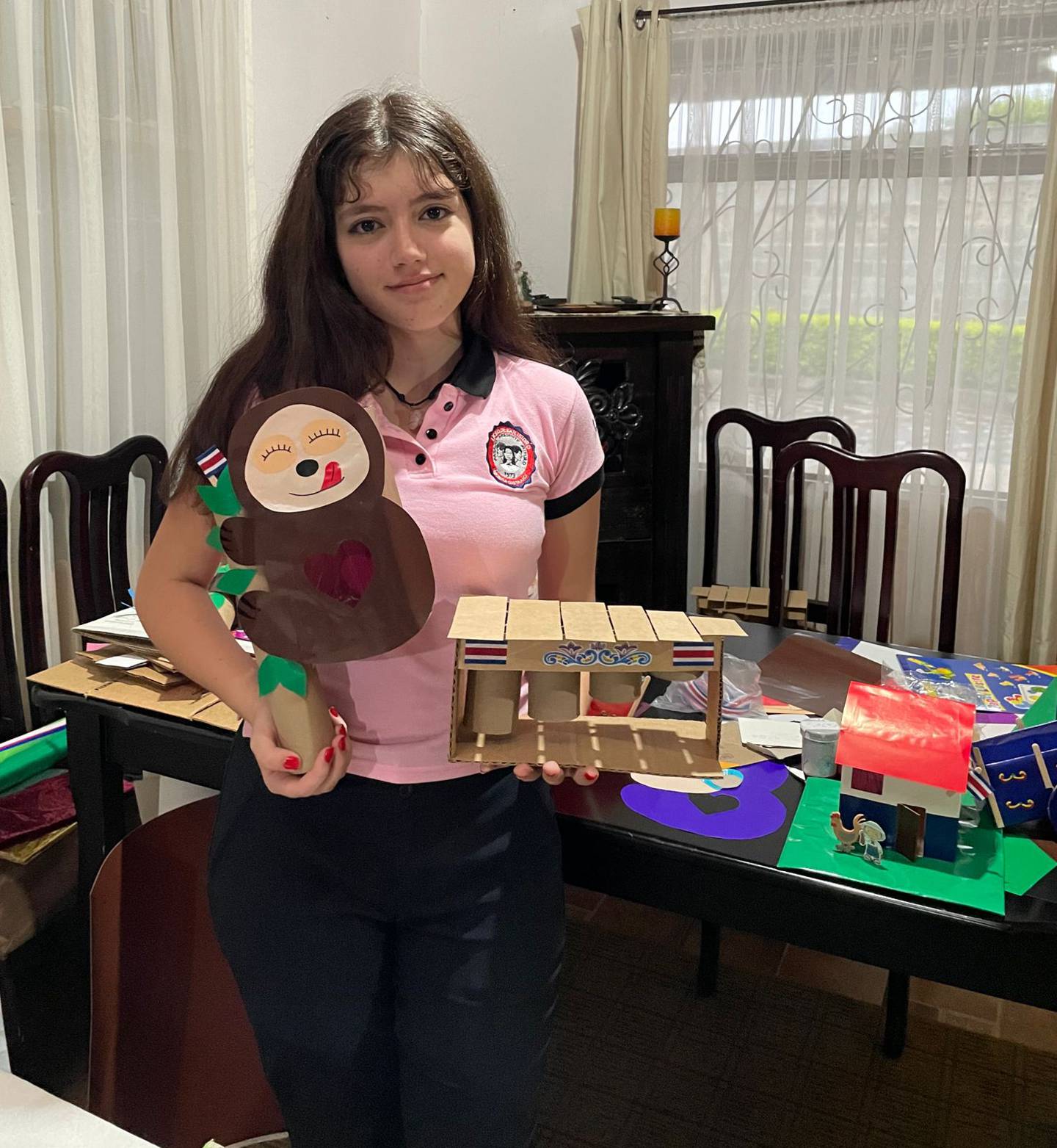 Tamara Córdoba Paniagua tiene 17 años, está en quinto de colegio y prácticamente nació emprendedora porque nunca se queda quedita, siempre tiene que estar inventando algo para ayudar con platica en la casa