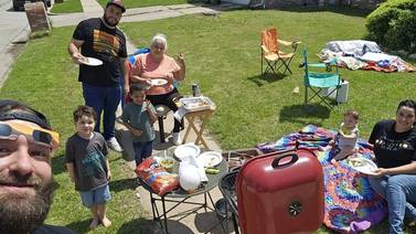 Eclipse solar: “Familia tica armó el fiestón hasta con carnita asada en Estados Unidos”