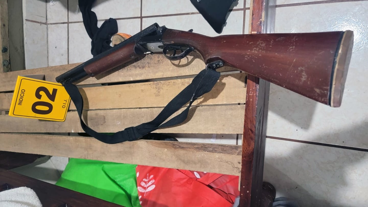 El OIJ decomisó esta escopeta que estaba dentro de la casa del menor. Foto OIJ.