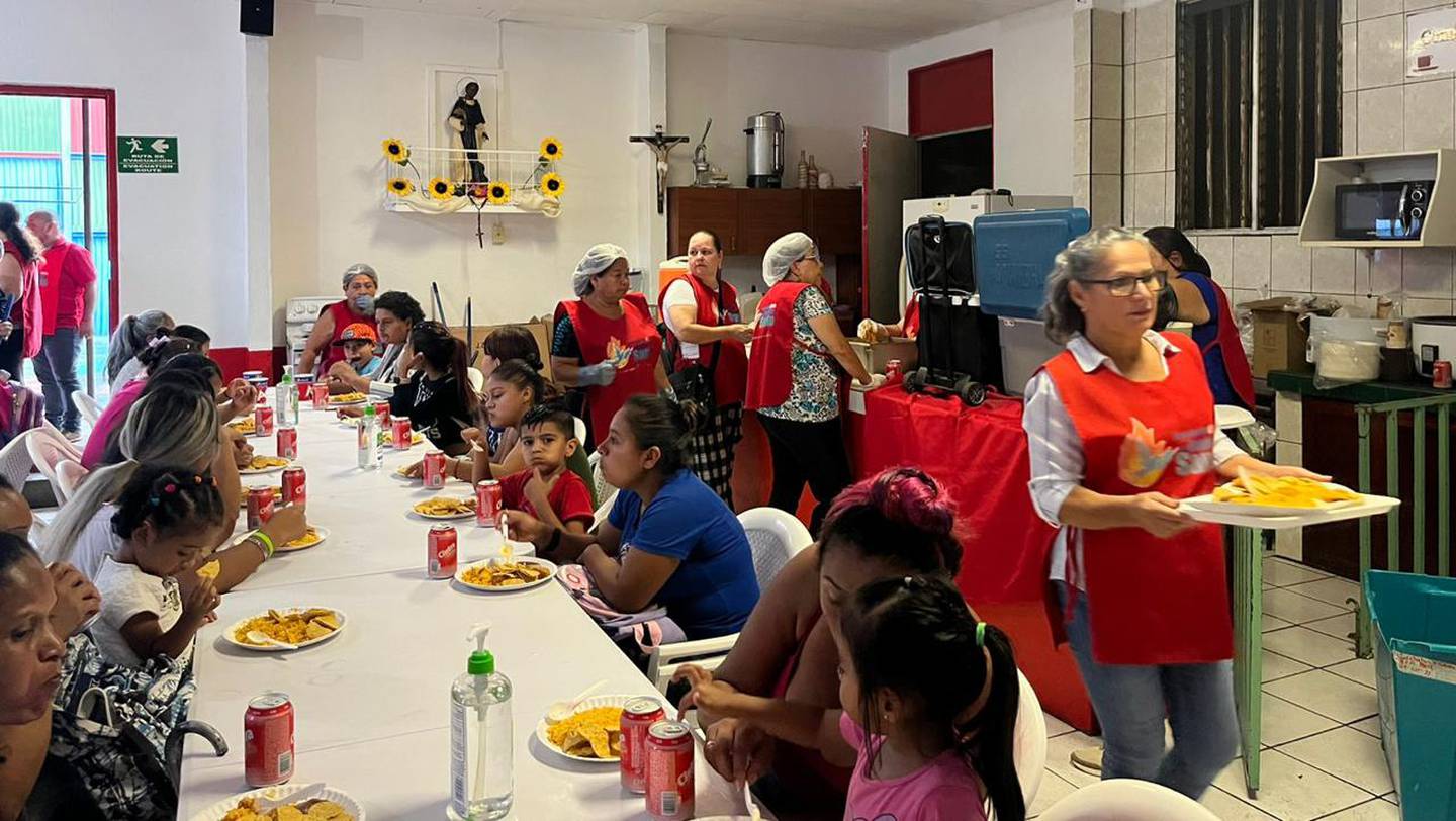 El padre Sergio Valverde Espinoza, presidente y director de la Asociación Obras del Espíritu Santo, abrió una sucursal del comedor de la Asociación en La Carpio y así comenzó a llenar más de mil pancitas de niños, jóvenes, adultos y adultos mayores