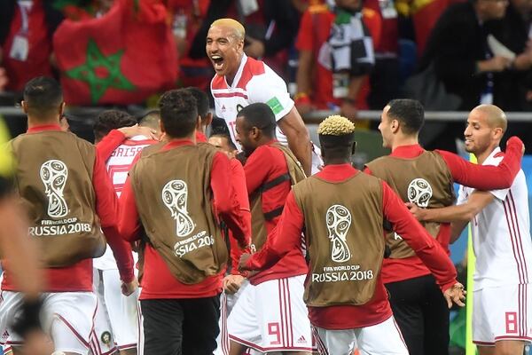 El marroquí Nabil Dirar celebró con todos su compañeros el 1-0 contra España, en el grupo B. Foto AFP