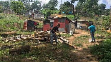 Precaristas del Triángulo se pasan a Alajuelita y municipalidad bota los ranchos