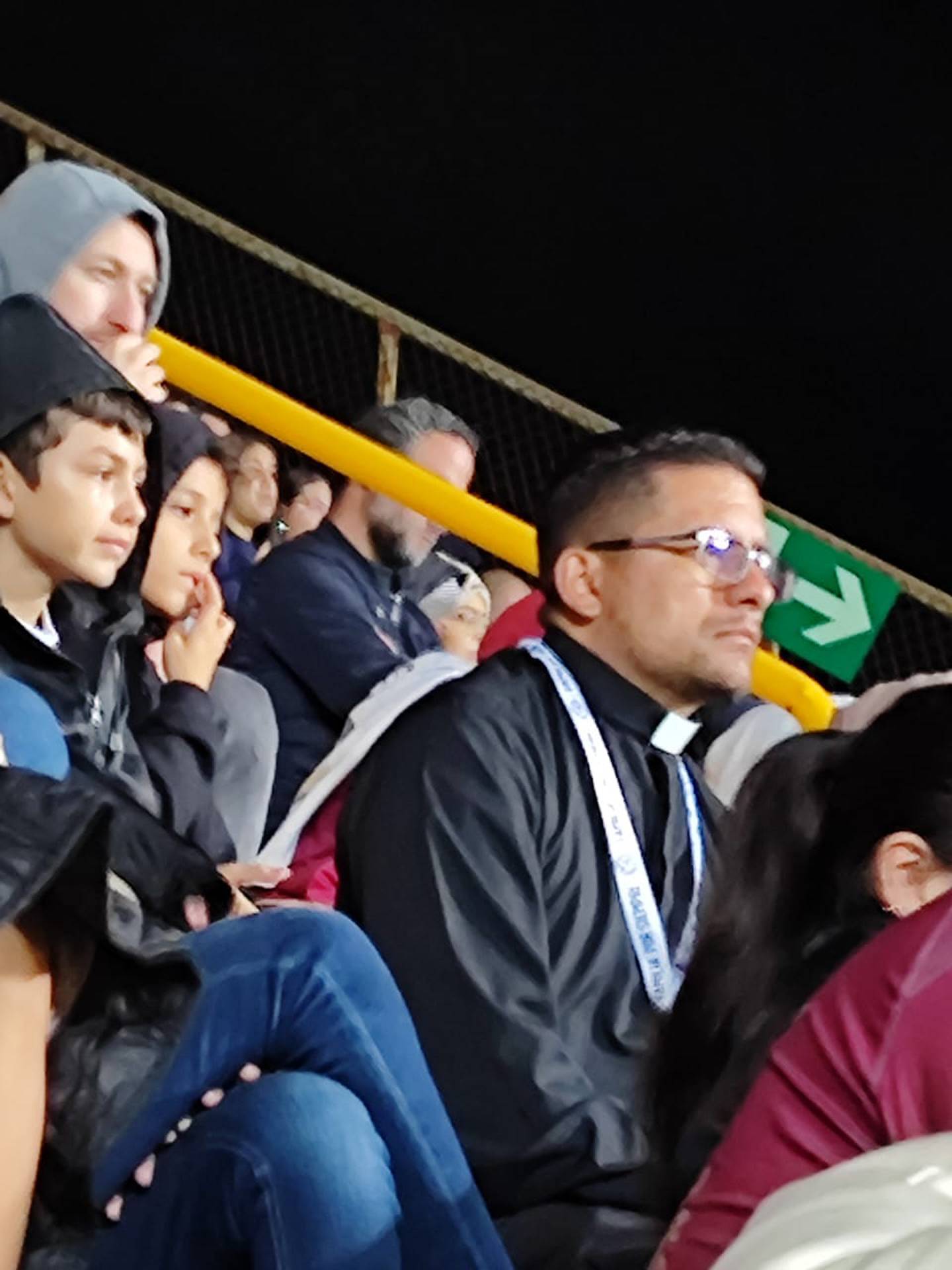 El padre Norberto Esteban Ramírez es feliz viendo al Deportivo Saprissa desde la gradería de sol sur. Yenci Aguilar.