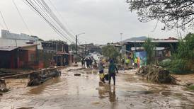 Vecino narra angustia por desbordamiento de río Cucubres en Desamparados 