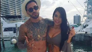 Modelo Karina Porras pasa muy cerquita del cantante cubano Jay Maly