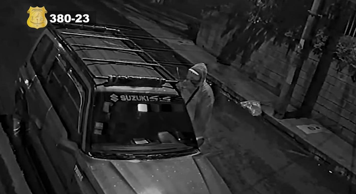 Un roba carros quedó grabado cuando se adueñó de un Suzuki, Sidekick, color vino y ahora es buscado por las autoridades de la sección de robo de vehículos del Organismo de Investigación Judicial (OIJ). Foto: OIJ