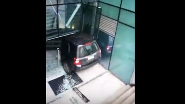 (Video) Mujer estrella carro al confundir entrada a edificio con parqueo