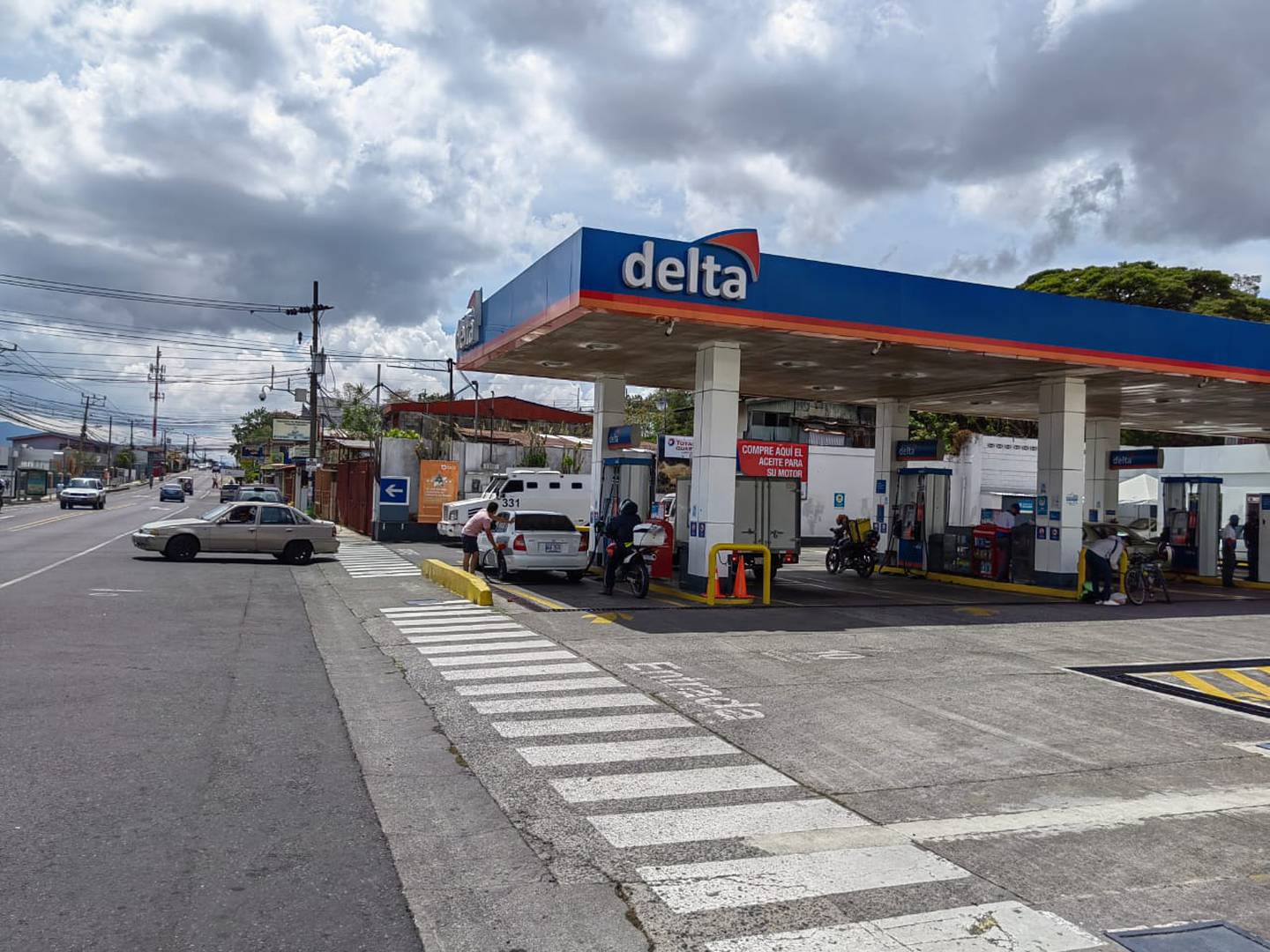 Gasolinera delta ubicada a la entrada de Tres Ríos