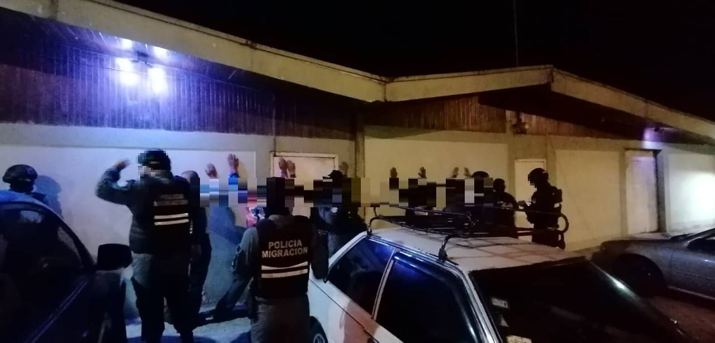 Policía de Migración realizó un allanamiento en Bar Tencha en Cartago
