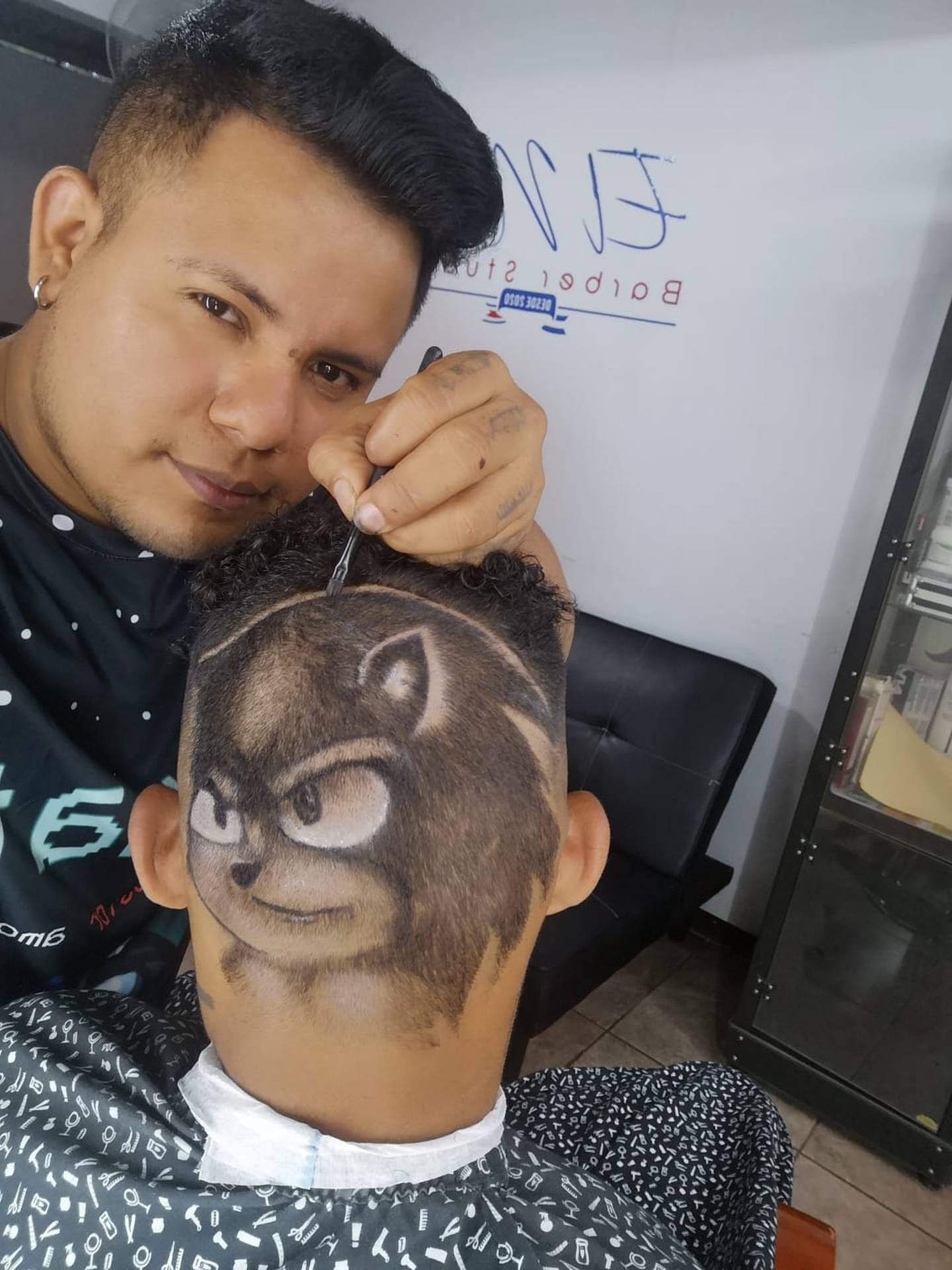 Jose Huembes Pavón es nicaragüense y armó su propia barbería en nuestro país.