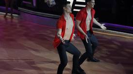 Al novio de Karina Ramos se le rajó el pantalón durante su presentación en Dancing 