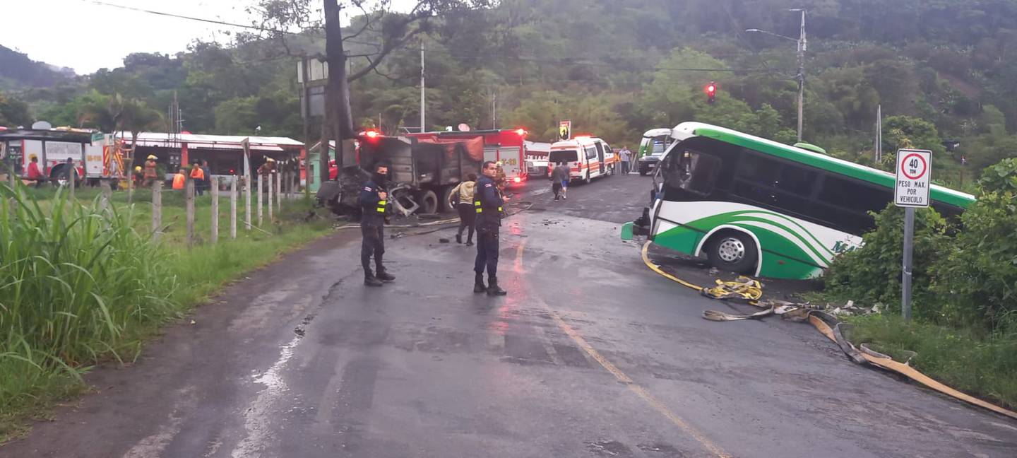 Choque entre bus y vagoneta en Orosí de Cartago. Foto Keyna Calderón.