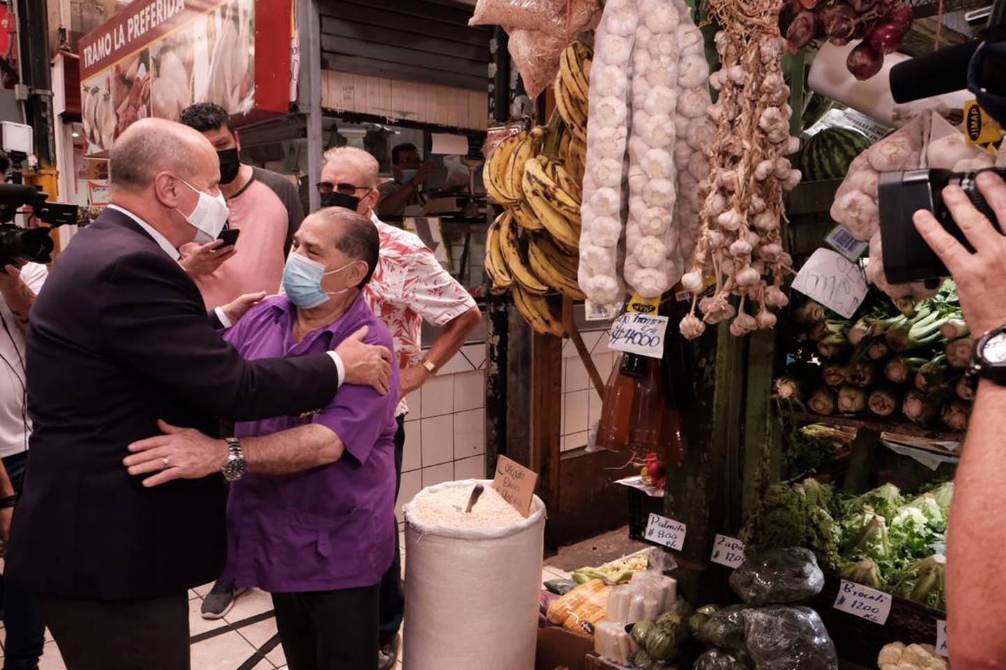 El candidato presidencial para las elecciones del 2022 del Partido Liberación Nacional, José María Figueres, fue el 16 de noviembre al mercado central de San José y tuvo bronca con dos ticas que lo trataron de ladrón y sinvergüenza