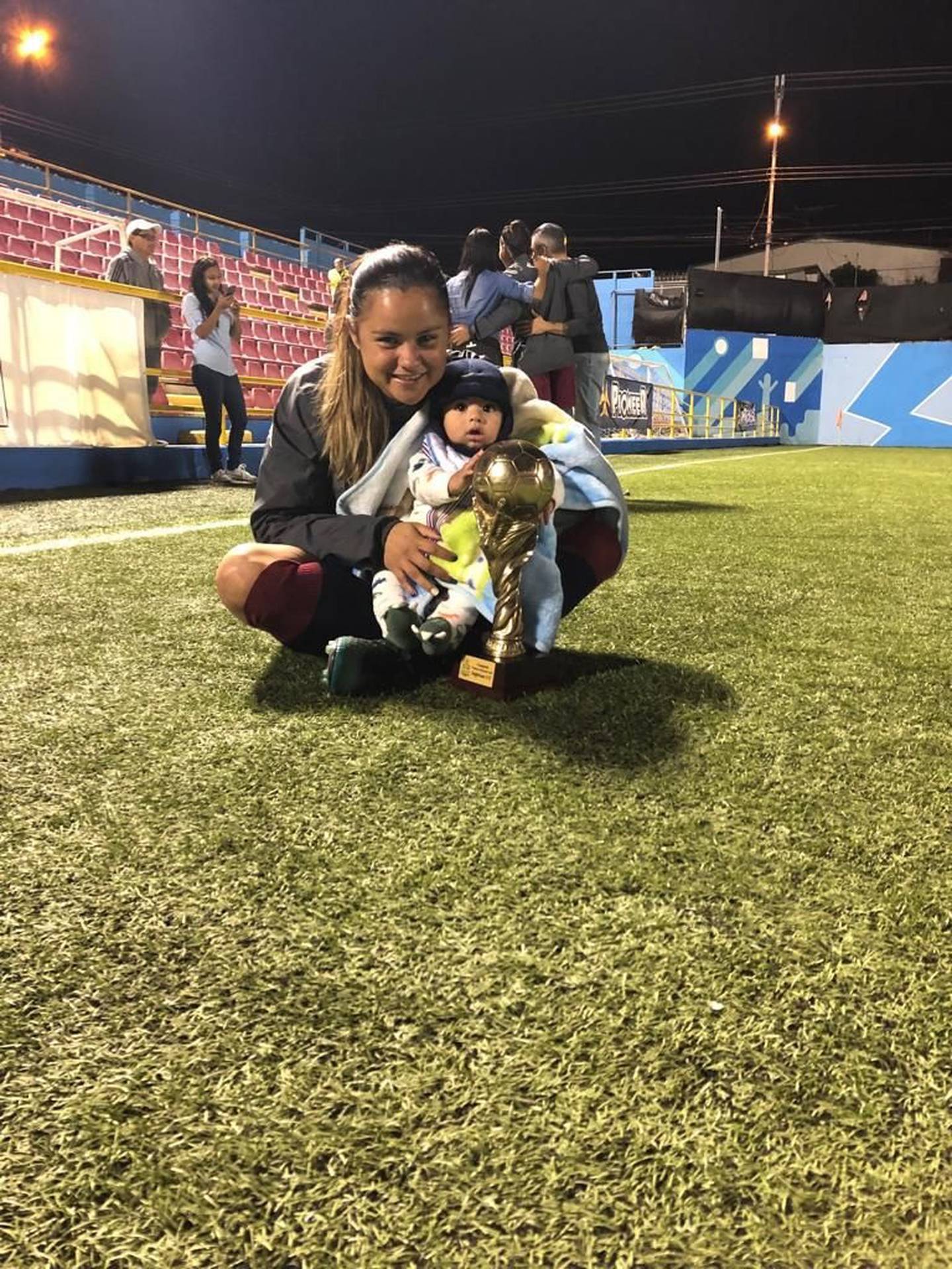 Julieth Arias, portera de Coronado, es profesora de educación física y mamá de Emiliano, un niño de 3 años. Cortesía.