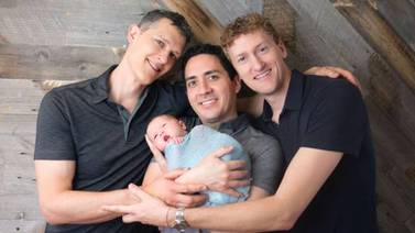 Juez reconoce a tres hombres gais como papás de una bebé