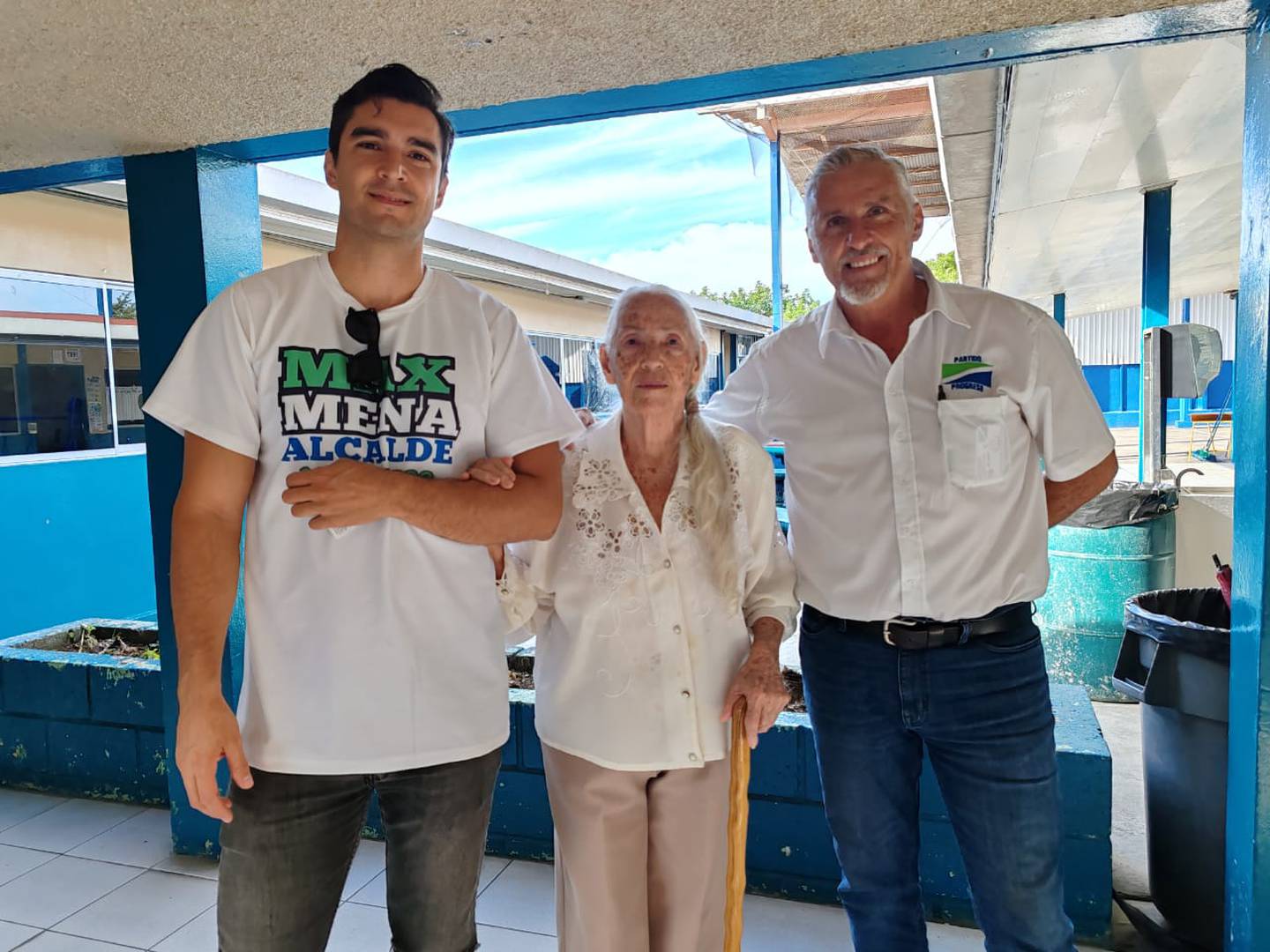 A Max Mena lo acompañaron su hijo, llamado igual que él, y doña Marta Rojas, de 84 años, su mamita. Foto: Silvia Núñez