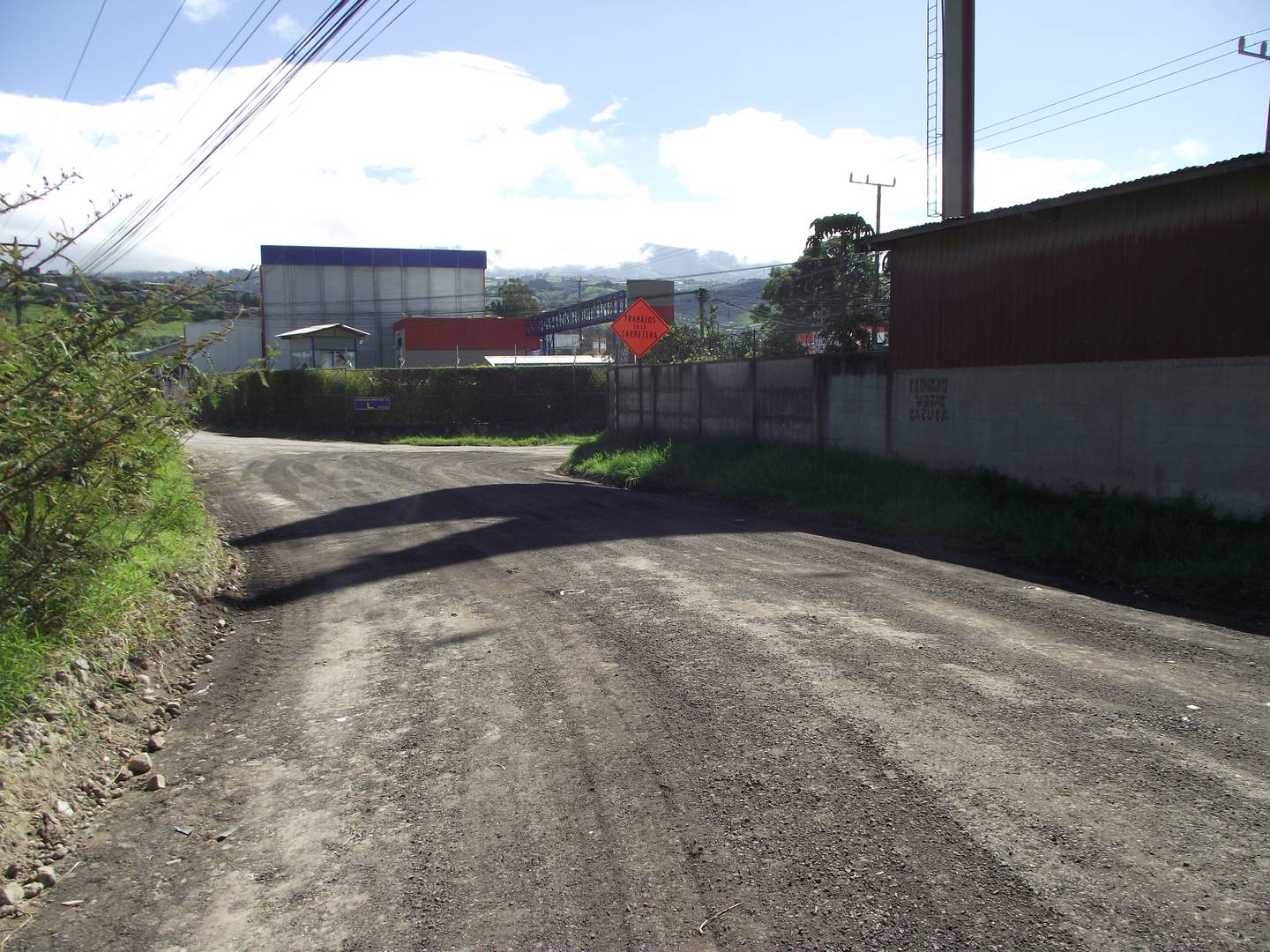 El Mopt está aportando material perfilado y dos vagonetas para contribuir a los esfuerzos de la municipalidad de Cartago en las rutas alternas de la carretera Taras-La Lima