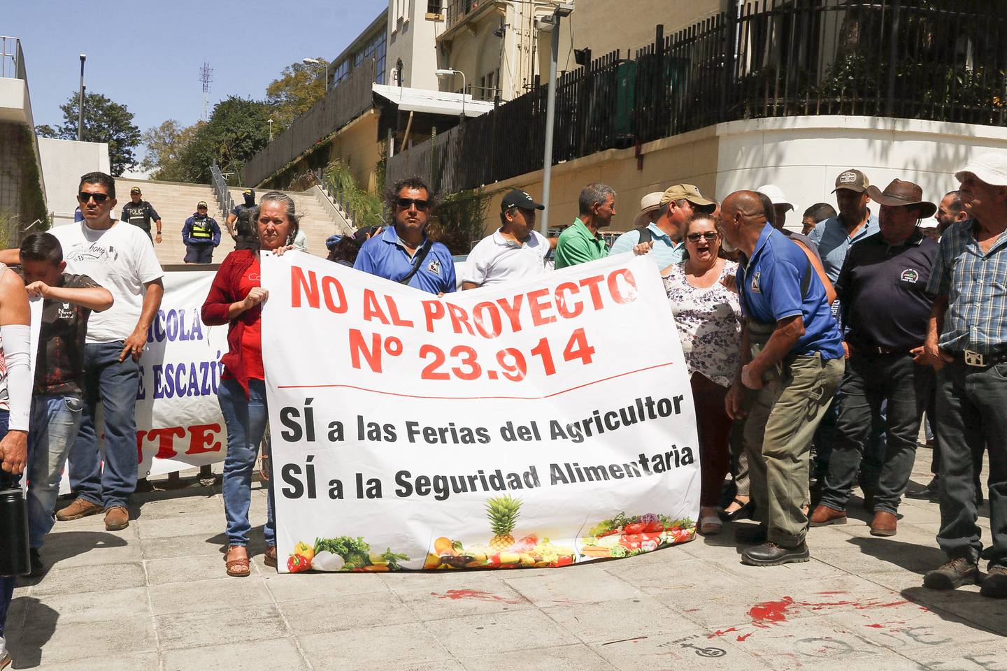 Marcha protesta, frene a la Asamblea Legislativa, de los productores agrícolas, por proyecto de Ley que establece que Ferias del Agricultor sean regidas por el Estado, actualmente son administradas por los productores.