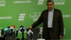 Los premios honoris causa del expresidente Óscar Arias se tambalean