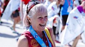 A sus 77 años, Gina Little completó su maratón número 600