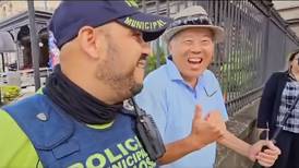 Turista le habló en chino a oficial de la Policía Municipal de San José y la respuesta de él se hizo viral
