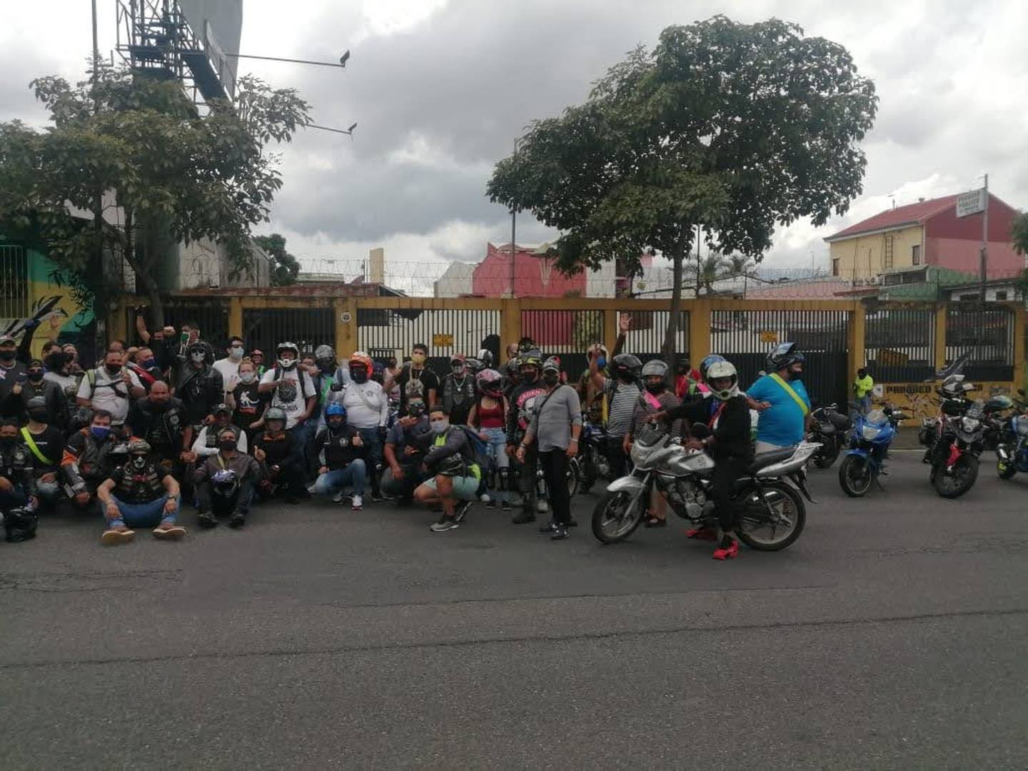 Eduardo Murillo Chavarría, vocero del Comité Cívico Nacional de Motociclistas, le entregó al diputado socialcristiano Pedro Muñoz, la petición de rebaja del marchamo. Los moteros del país piden rebaja sustancial en el pago del marchamo 2021.
