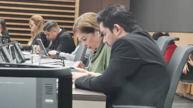 Diputados critican fuertemente a Pilar Cisneros por actitud “poco ética” en comparecencia