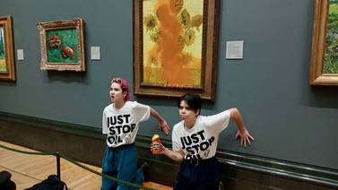 Este fue el momento en que dos “activistas” lanzaron sopa de tomate contra Girasoles de Van Gogh