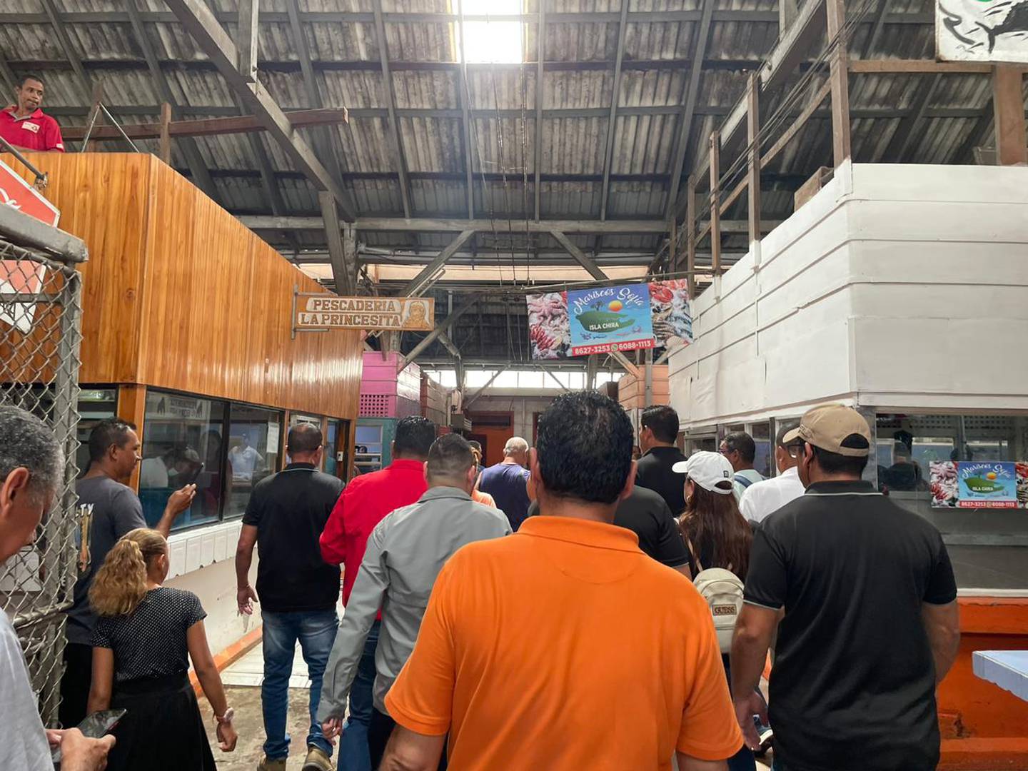 La ministra de Salud, Mary Munive, visitó el sábado 28 de octubre, el mercado municipal de Puntarenas junto a autoridades locales como el alcalde Wilmer Madriz y los propios trameros.