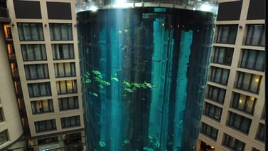 Un acuario gigante estalla en Berlín