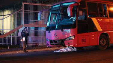 Mujer muere al ser atropellada por un bus en La Uruca