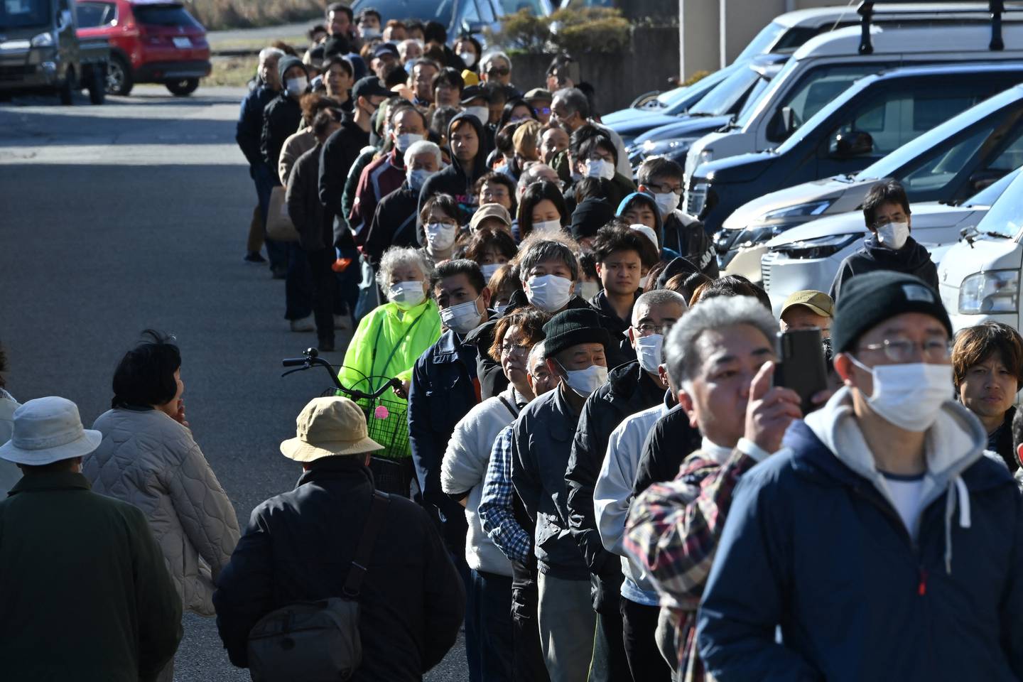 La gente hace cola alrededor del ayuntamiento de Shika mientras esperan recibir agua en un punto de distribución en Shika, un día después de que un gran terremoto de magnitud 7,5 sacudiera la región de Noto en la prefectura de Ishikawa.